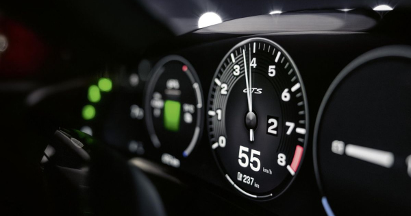 1000 euros nosztalgia virtualis valtot es motorhangot kap az elektromos Porsche