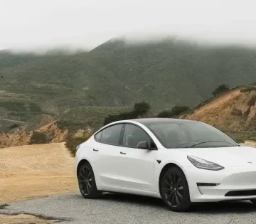 A sofor meg nem dolhet hatra komoly kockazatokkal jon be Europaba a Tesla onvezetese 360x315