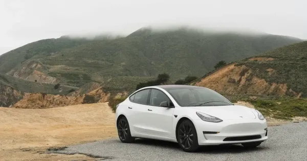 A sofor meg nem dolhet hatra komoly kockazatokkal jon be Europaba a Tesla onvezetese