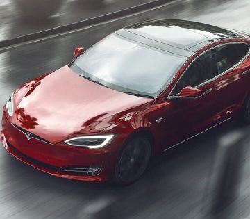 Ajultan szaguldva akadalyozta a rendoroket egy Teslas 360x315