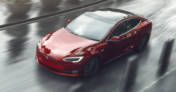 Ajultan szaguldva akadalyozta a rendoroket egy Teslas
