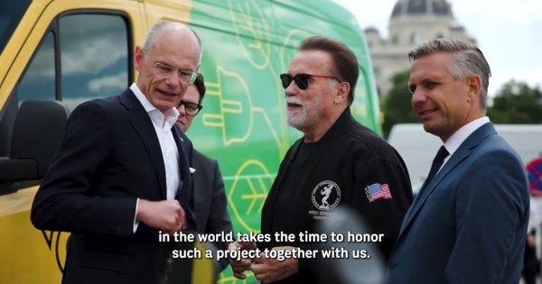 Arnold Schwarzeneggerrel unnepelt a posta Becsben 1