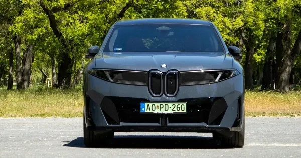 Az elektromos BMW ami mar ugy hasznalhato mint egy benzines