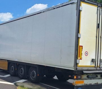 Durva a palyan allt le pihenni a kamionos az M7 esen 360x315