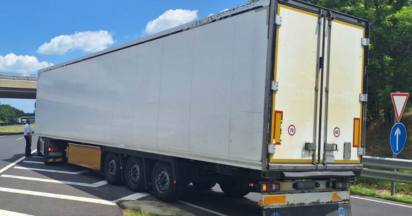 Durva a palyan allt le pihenni a kamionos az M7 esen