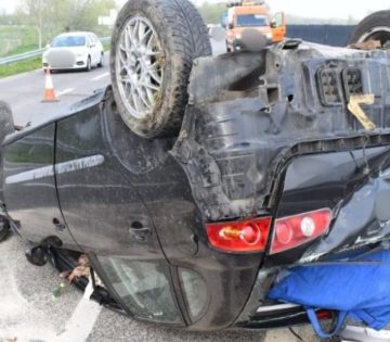 Egy kave miatt borult fel egy auto az M85 oson 360x315