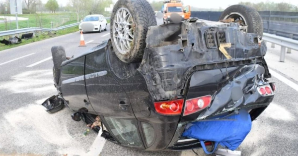 Egy kave miatt borult fel egy auto az M85 oson