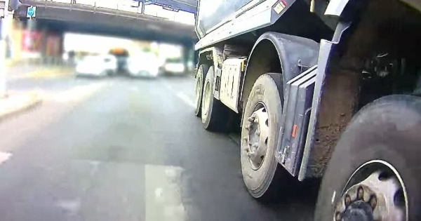 Megforgatta a 12 kereku billencs a Toyota Priust Kobanyan