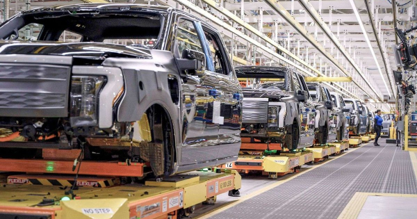 A Ford visszaveszi kirugott szakembereit miutan a mesterseges intelligencia nem tudta helyettesiteni oket