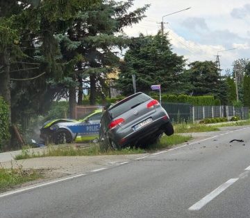 A lengyelek osszetortek a Mustang rendorautot 360x315