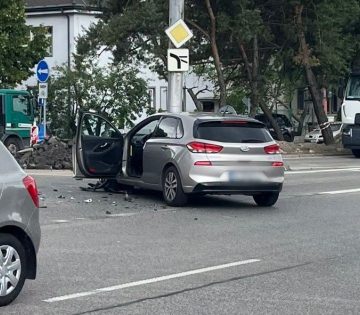 Egy utkozes utan rarepult egy Mercedesre a szlovak rendorauto 360x315