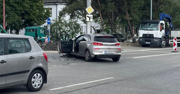 Egy utkozes utan rarepult egy Mercedesre a szlovak rendorauto