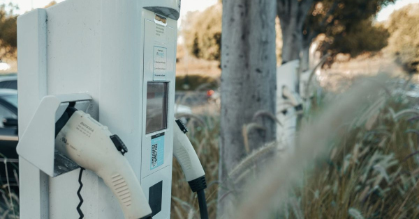 Elektromos autotoltot telepitene Millios hozzajarulast kinal a Mol