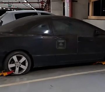 Hat eve all elhagyva egy rejtelyes auto a repteren 360x315