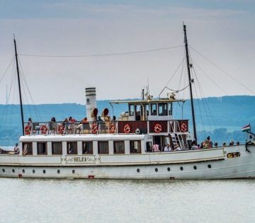 Hullamsir es Otvos Csopi pofonjai jubilal a Balaton legendas hajoja 360x315