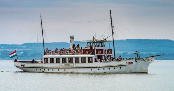 Hullamsir es Otvos Csopi pofonjai jubilal a Balaton legendas hajoja