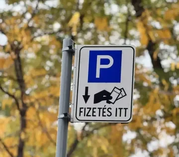 Itt a vege egyik naprol a masikra rengeteg autosnak szunik meg az ingyenes parkolas 360x315