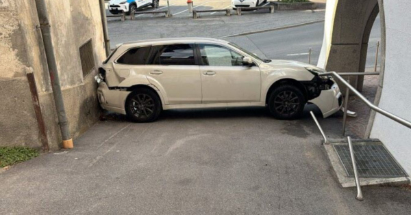 Ket haz koze szorult autojaval egy 87 eves sofor