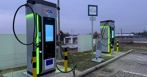 Kilenc helyszinre telepit 300–600 kW os ultragyors toltoket a MOL Plugee