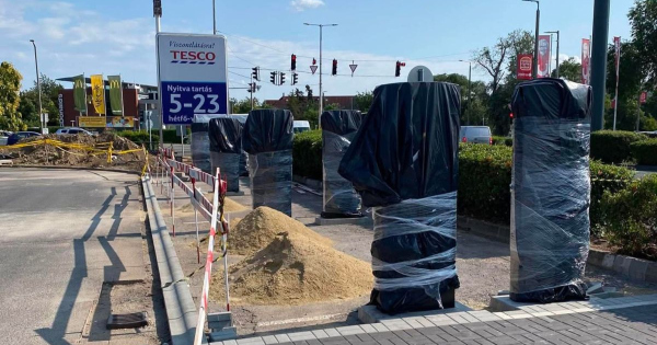 Megerkeztek a toltok Debrecen masodik Tesla Supercharger allomasara