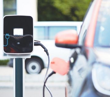 Nemet autoeladasok tarolnak az elektromos jarmuvek eloretort a Smart 360x315