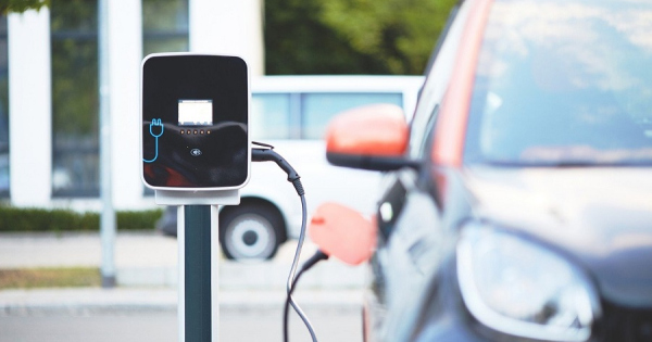 Nemet autoeladasok tarolnak az elektromos jarmuvek eloretort a Smart