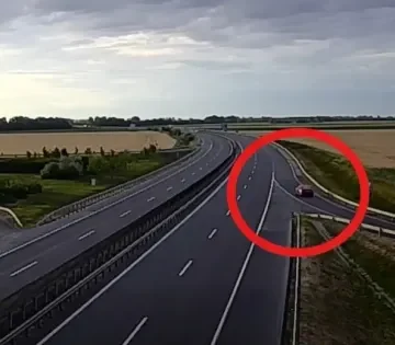 Senkitol sem zavartatva allt a szalagkorlatba az M35 os autopalyan Ime a video 360x315