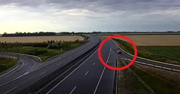 Senkitol sem zavartatva allt a szalagkorlatba az M35 os autopalyan Ime a video