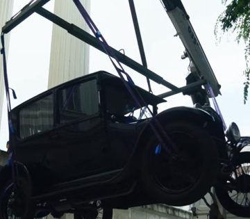 Szazeves autot emeltek be a Nemzeti Muzeumba 360x315