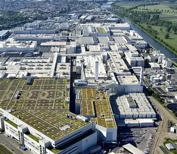 Tobb ezren tuntettek az Audi gyarbezarasa ellen 360x315