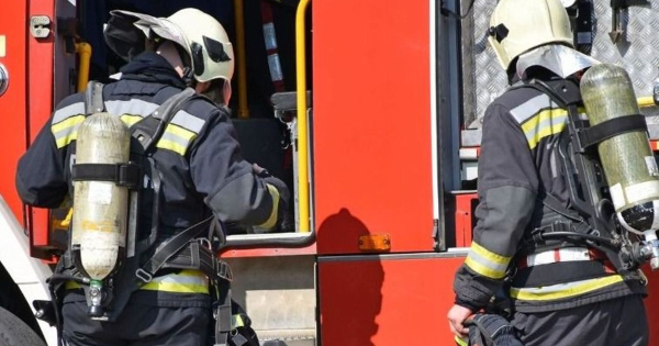 Tuzoltok mentettek gyereket egy forro autobol