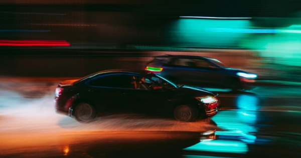 Vege a versenyzesnek elvehetik a szaguldozok autojat borton jarhat az illegalis gyorsulasert – es 16 ev felett lehetne csak rollerezni