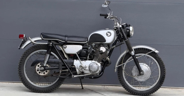 Ez a Honda nemcsak veteran ritkasag Elvis Presley vezette