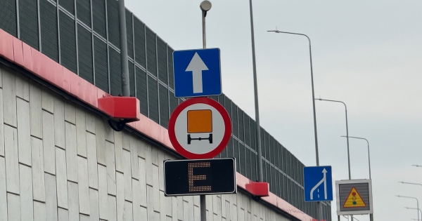 Itt egy kozlekedesi tabla amelyrol szinte biztosan nem tudja mit jelent az E tabla
