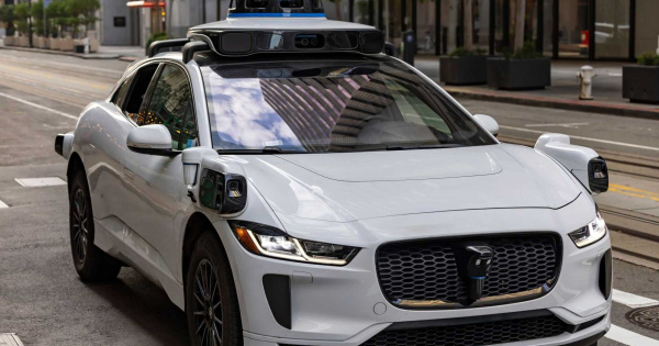 Londonban elindulnak az onvezeto taxik de meg sofor is lesz