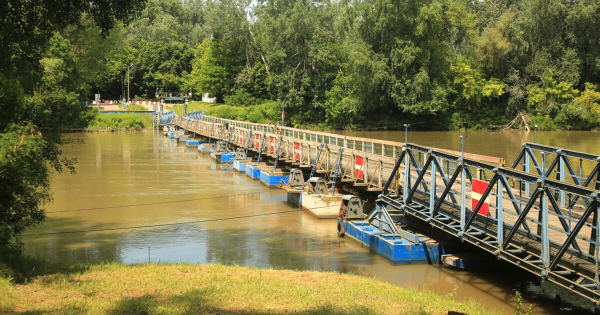 Most erkezett elnyelt egy autot a Tisza