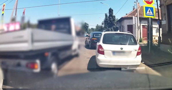 Percekig allt a forgalom egy pesti keresztezodesben mert a sofor beszaladt vasarolni