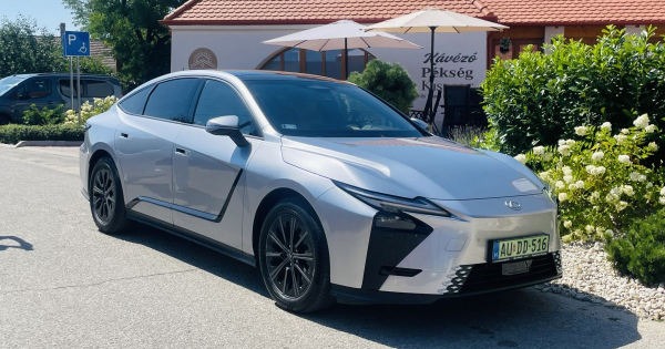 Vezettuk a Lexus ES villanyautot