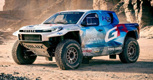 A Toyota bemutatta a 2027 es Dakar ralira fejlesztett hidrogenes Hiluxot