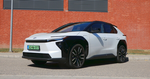 A Toyota meghallgatta a villanyautos kritikakat ime az eredmeny
