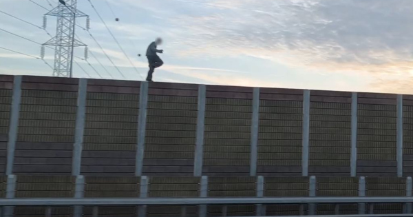 Az M0 s zajvedo falanak a tetejen tancolgatott egy ferfi