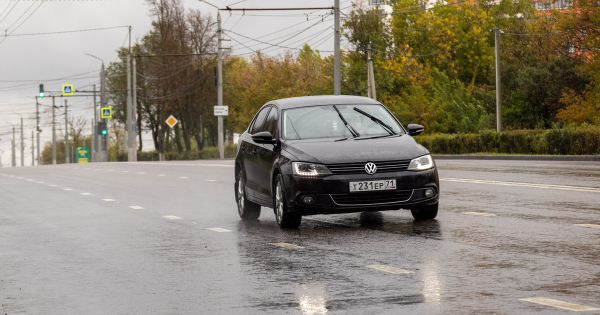 Egy Volkswagen soforjet egy gombnyomassal elrejtheto rendszamtablaval kaptak el