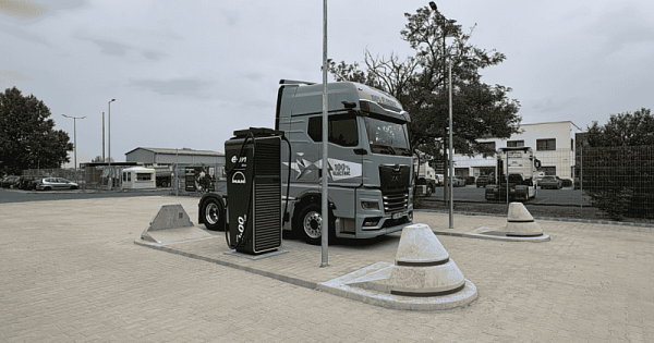 Elektromos kamionok szamara adtak at toltooszlopokat Magyarorszagon