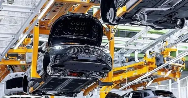 Gyarbezarasokra figyelmeztette dolgozoit a Mercedes