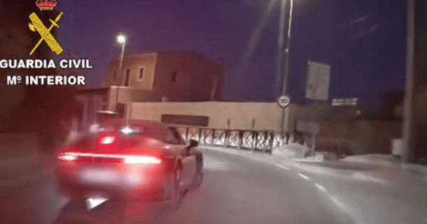 Ibizan menekult rendorok elol egy Porsche