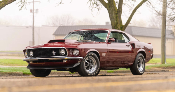 Legendas versenyautok sorakoznak Jack Roush garazsaban