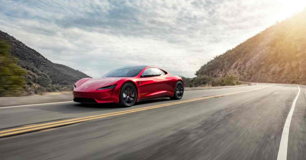 Megint csuszik a Tesla Roadster – az idojaras szolt kozbe a kilenc eve vart villany szupersportautonal