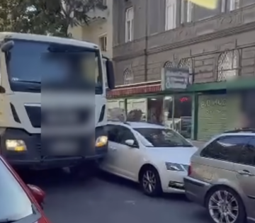 Nem fert el a teherauto ezert inkabb izombol vegigszantotta az ut szelen parkolo autok oldalat 360x315