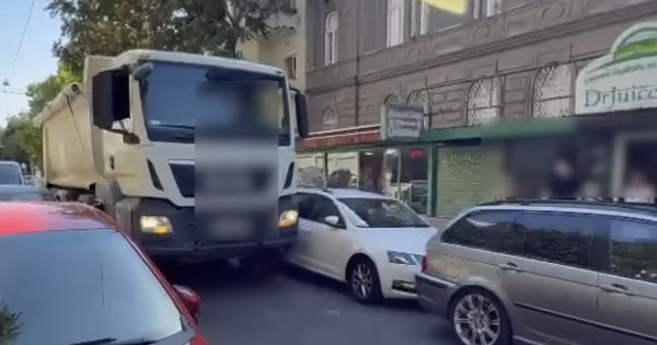 Nem fert el a teherauto ezert inkabb izombol vegigszantotta az ut szelen parkolo autok oldalat