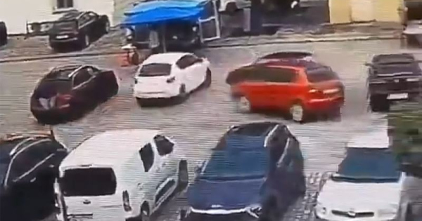 Tarolt a parkoloban a 78 eves sofor hat autot tort ossze